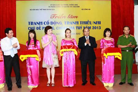 ພິທີມອບລາງວັນໃຫ້ແກ່ການເສງແຕ້ມຮູບປຸກລະດົມຫົວເລື່ອງກ່ຽວກັບການປ້ອງກັນ, ຕ້ານຢາເສບຕິດ